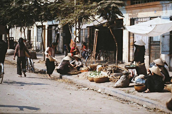 Chợ Nguyễn Khắc Cần ngay gần hồ Gươm khá sầm uất. Các sạp hàng bán các mặt hàng nông sản như rau củ quả.