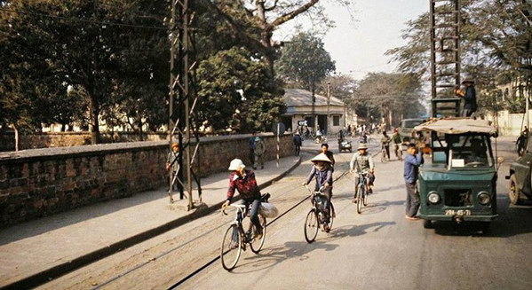 Những bức ảnh chụp cuộc sống của người dân Hà Nội những năm 1970 mang đến cảm giác rất đỗi bình yên, mộc mạc, giản dị. Trong ảnh là nhiều người dân di chuyển bằng xe đẹp, ô tô tại một con phố nằm bên cạnh Quốc Tử Giám.