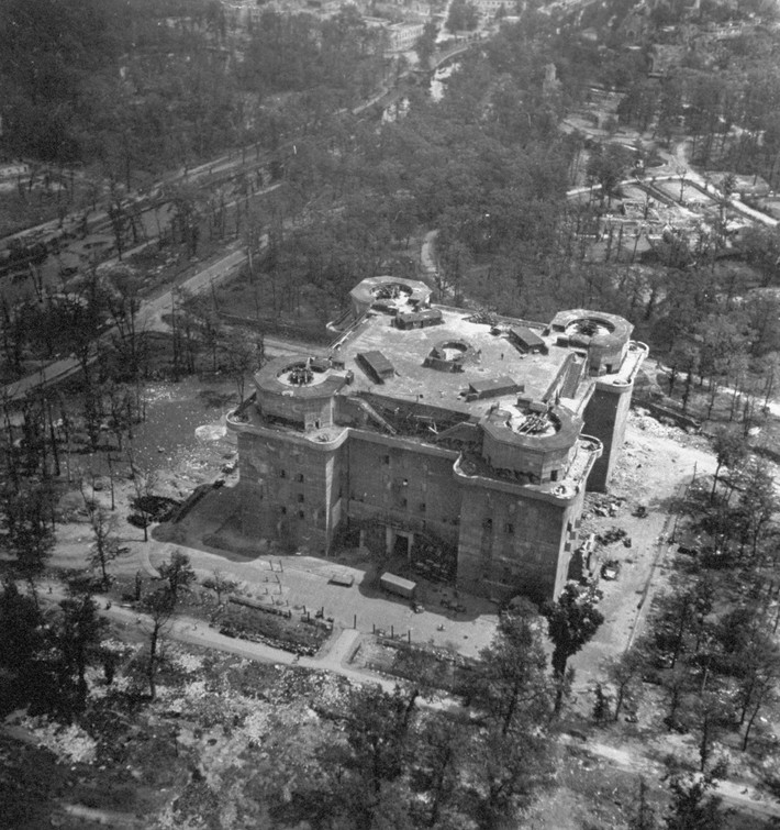 Bên cạnh các chiến dịch xâm lược nhằm bành trướng ảnh hưởng, nhà độc tài Hitler cũng hạ lệnh tăng cường hệ thống phòng thủ của nước Đức. Trong số này, trùm phát xít đã cho xây dựng 3 tháp phòng thủ ở thủ đô Berlin vào những năm 1940.