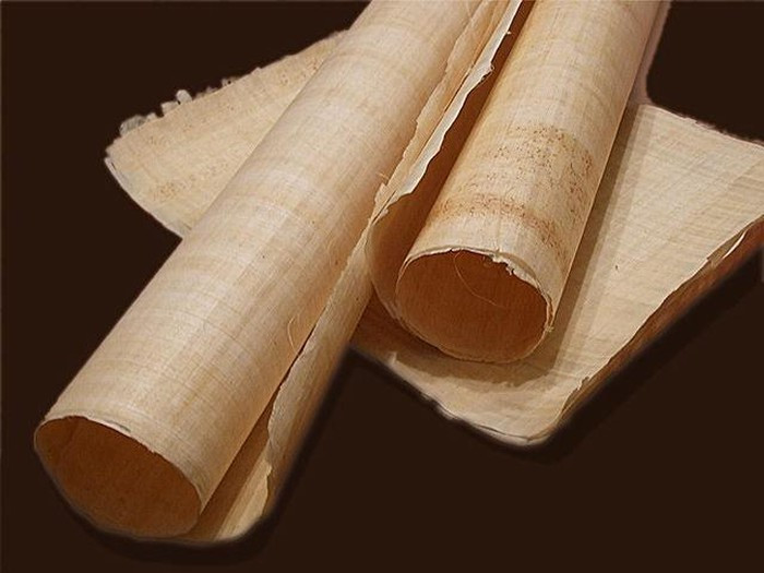 Giấy là phát minh quan trọng của người Trung Quốc được ứng dụng rộng rãi đến ngày nay. Các ghi chép cho thấy giấy được phát minh vào năm 105. Một người đàn ông tên là Cải Luân được cho là "cha đẻ" của sáng chế này.
