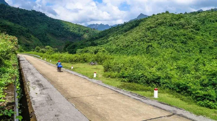 Theo TravelDailyNews, Việt Nam sở hữu cảnh nhiều cảnh quan thiên nhiên tuyệt đẹp cũng như nền văn hóa đặc sắc. Trong đó, du khách sẽ có thể cảm nhận được sự khác biệt rõ ràng vẻ đẹp, sự hấp dẫn của các thành phố lớn so với các vùng quê rất đỗi bình yên, các bãi biển hoang sơ, núi non kỳ vĩ… Ảnh: CNN.
