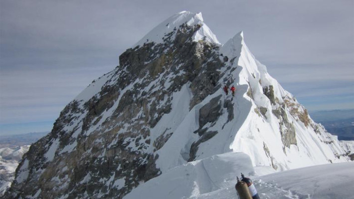 Do hiện tượng ấm lên toàn cầu, những tảng băng và sông băng ở Everest tan chảy và để lộ một số thi thể nhà leo núi. Giới chức trách và các chuyên gia nỗ lực đưa các xác chết xuống núi. Thông qua các kiểm tra, phân tích, giới nghiên cứu phát hiện điều xảy đến với cơ thể của các nhà leo núi khi ở "vùng chết" trên đỉnh Everest.