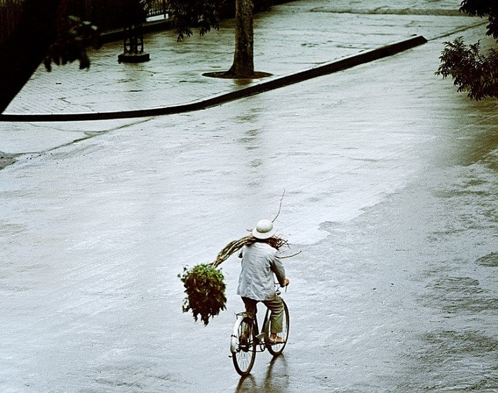 Người đàn ông đi xe đạp trên con đường rộng thênh thang ở Hà Nội.