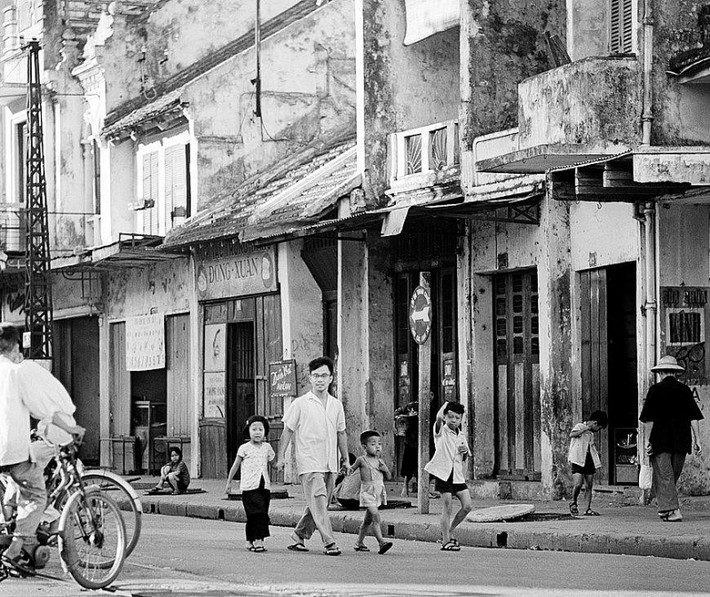 Sinh năm 1937, nhiếp ảnh gia Thomas đã đến Việt Nam 12 lần và là một trong những nhiếp ảnh gia quốc tế đầu tiên đến Đà Nẵng sau giải phóng vào tháng 5/1975 và từ Hà Nội đi Sài Gòn trong tháng 9 năm đó.