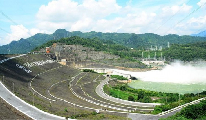 Từ năm 2010 trở đi, sản lượng điện của thủy điện Hòa Bình tăng lên khoảng 10,1 tỉ kWh/năm (tăng 24,2% so với sản lượng thiết kế ban đầu). Năm 2017, nhà máy thủy điện Hòa Bình lập kỷ lục khi sản xuất được 11,25 tỷ kWh. Ảnh: EVN.