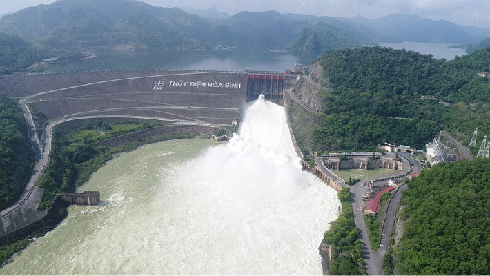 Là công trình thủy điện lớn nhất thế kỷ Đông Nam Á của thế kỷ 20, thủy điện Hòa Bình do Liên Xô thiết kế và cung cấp thiết bị. Công trình khởi công xây dựng vào ngày 6/11/1979 và khánh thành 20/12/1994. Nhà máy có thiết kế nửa nằm trong núi, đòi hỏi độ chính xác cao trong kỹ thuật thi công. Ảnh: Công thương.