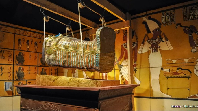 Qua loạt kiểm tra xác ướp của pharaoh Tutankhamun, các nhà nghiên cứu phát hiện nhà vua nổi tiếng Ai Cập cổ đại có một hàm răng hô, khuôn mặt lệch, một bàn chân bị vẹo, hông dị tật và mắc bệnh động kinh.