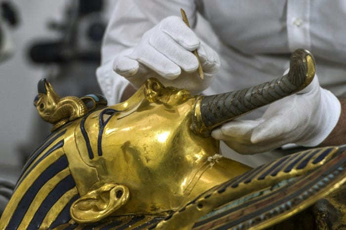 Thông qua kết hợp hình ảnh 3D và kết quả phân tích những mã di truyền DNA của gia đình pharaoh Tutankhamun, các chuyên gia xác định được bố mẹ của của ông là anh em ruột. Pharaoh Akhenaten đã cưới em gái ruột và sinh ra Tutankhamun.