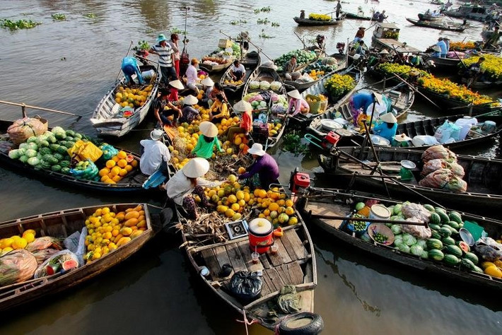 Khi ghé thăm chợ nổi Cái Bè, du khách sẽ có cơ hội ngắm nhìn cảnh mua bán nhộn nhịp trên các ghe thuyền. Hàng hóa rất đa dạng và phong phú. Vậy nên, du khách có thể mua hoa quả, đồ uống, thủy hải sản... khi tới đây. Ảnh: Vntrip.