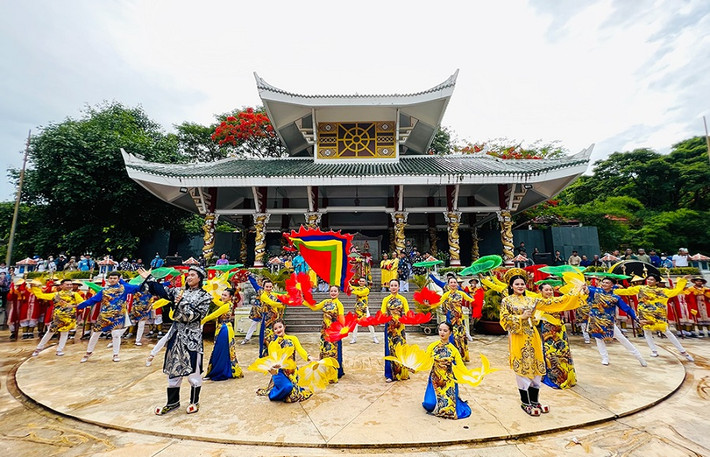 Lễ hội Vía Bà Chúa Xứ núi Sam diễn ra từ 22 đến 27/4 (âm lịch) hàng năm. Lễ hội được thực hiện theo nghi thức truyền thống, gồm: Lễ khai hội, lễ phục hiện rước tượng Bà từ đỉnh núi Sam xuống miếu thờ, lễ Tắm Bà, lễ Thỉnh sắc thần ông Thoại Ngọc Hầu và 2 vị phu nhân, lễ Túc yết, lễ Xây chầu, lễ Chánh tế và lễ Hồi sắc. Hàng năm, lễ hội Vía Bà Chúa Xứ núi Sam thu hút hàng triệu lượt người đến tham quan, chiêm bái, góp phần thúc đẩy ngành du lịch phát triển. Ảnh: Angiang.gov.vn.