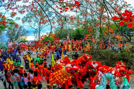 Theo truyền thuyết, Bà Chúa Xứ là người được Ngọc Hoàng sai xuống cứu dân độ thế, canh giữ bờ cõi. Bà cũng là một trong 6 nữ thần bất tử theo tín ngưỡng dân gian (5 người còn lại gồm: bà Chúa Bầu, bà Chúa Liễu, bà Chúa Tó, bà Chúa Kho, bà Chúa Ngọc và bà Chúa Xứ). Ảnh: Người lao động.