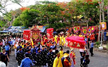 Dân làng làm theo và vô cùng bất ngờ khi 9 cô gái khiêng tượng xuống núi một cách nhẹ nhàng. Khi xuống đến chân núi, tượng bỗng nặng trịch và không thể di chuyển nữa. Dân làng hiểu rằng, Bà muốn ngự nơi đây nên đã lập miếu thờ tại đó. Ảnh: Người lao động.