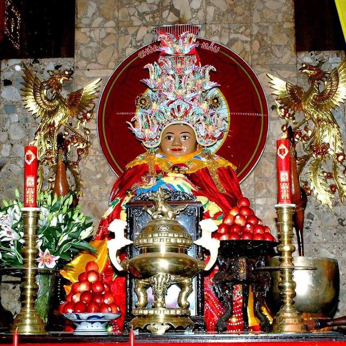 Từ xa xưa, khi vùng núi Sam còn hoang vu, dân làng lên núi phát hiện pho tượng cổ ngồi trên bệ đá sa thạch. Trong thời gian đó, quân Xiêm thường xuyên quấy nhiễu nước ta. Có lần, quân Xiêm lên đỉnh núi Sam và nhìn thấy pho tượng cổ này. Tuy nhiên, dù nhiều lần ra sức khiêng tượng xuống núi nhưng đều không thành công. Ảnh: Người lao động.