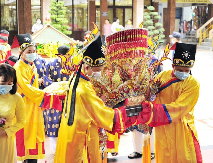 Trong tín ngưỡng của người dân Châu Đốc nói riêng và vùng Nam Bộ nói chung, Bà Chúa Xứ núi Sam nằm trong hệ thống Thánh Mẫu, được tôn thờ trong điện thần và tổ chức các thực hành liên quan như lễ hội, tế lễ và các hình thức diễn xướng dân gian khác. Ảnh: Dangcongsan.vn.
