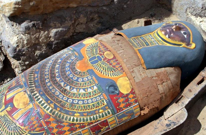 Trong cuộc khai quật tại nghĩa trang cổ Dra Abu el-Naga, bờ Tây sông Nile, gần Luxor, Ai Cập vào khoảng 2 thập kỷ trước, các nhà khảo cổ đã tìm thấy một xác ướp 2.700 tuổi được ướp xác trong tư thế lạ.