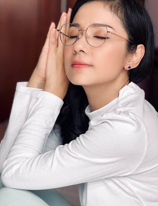 Nói về phương pháp này, Việt Trinh cho biết: "Cái tâm thật ra mới là thứ giữ được nhan sắc lâu nhất. Ngày nào có chuyện buồn hoặc giận hờn ai đó, bạn sẽ thấy mình xuống sắc rất rõ. Để giữ cho mình được trẻ lâu, tôi hạn chế bực tức, trách móc người khác và giữ mọi thứ ở mức ổn định, cân bằng". Nữ diễn viên chia sẻ vui về thói quen "selfie" và chia sẻ ảnh trên Facebook: "Một số khán giả hỏi tôi sao có tuổi rồi mà còn 'xì tin' vậy. Tôi bảo rằng mình già chứ tâm hồn không già".