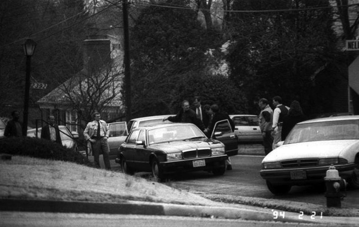 Vào tháng 2/1994, FBI bí mật thực hiện kế hoạch bắt giữ Aldrich tại nhà riêng. Theo kết quả điều tra của FBI, ngày 16/4/1985, ông Aldrich đã tới Đại sứ quán Liên Xô tại Washington để đề nghị bán tin mật cho KGB để có tiền tiêu xài do gặp khó khăn tài chính.