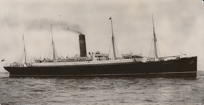 Sau đó, Harold Cottam - vận hành viên vô tuyến trên tàu RMS Carpathia (trong ảnh) nhận được những đoạn tin nhắn khẩn cấp do tàu Titanic gửi tín hiệu cấp cứu CQD yêu cầu hỗ trợ khẩn (CQD là tín hiệu cấp cứu, sau này được thay bởi SOS).