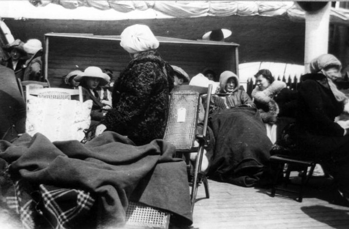 Theo đó, Harold nhanh chóng lên báo cáo sự việc với Arthur Henry Rostron - thuyền trưởng tàu RMS Carpathia. Do lúc đó đã quá nửa đêm nên thuyền trưởng Arthur đang ngủ.