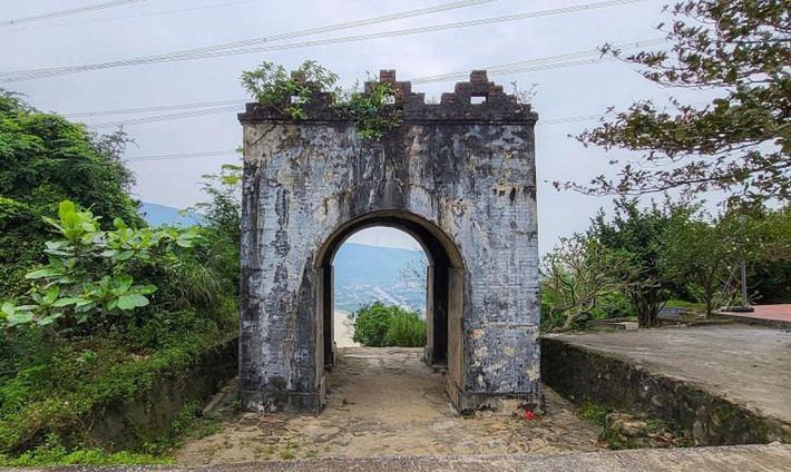 Theo sử sách, vào năm 1833, Vua Minh Mạng cho thiết lập cửa ải ở núi Hoành Sơn. “Cửa ải ở trên đỉnh núi, chung quanh xây tường bằng đá núi, dài 11 trượng 8 thước, cao 5 thước, đằng trước mở 1 cửa, bên tả, bên hữu có tường ngăn, xây theo thế núi; bên tả dài 36 trượng, bên hữu dài 39 trượng; có chỗ cao 3,4 thước, có chỗ cao 5,6 thước”. Ảnh: VOV.