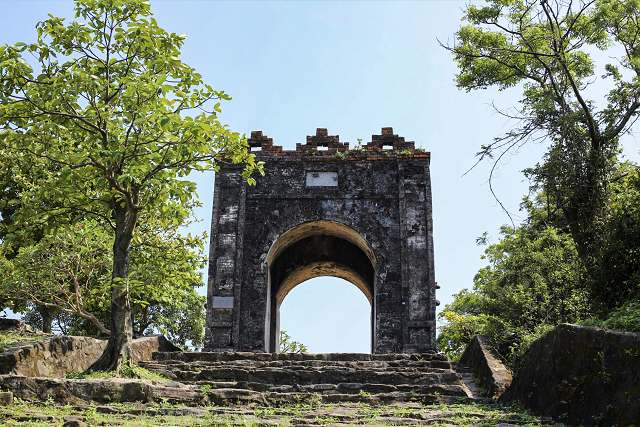 Từ Hoành Sơn Quan nhìn ra phía Bắc, du khách sẽ thấy vùng đất thuộc xã Kỳ Nam, thị xã Kỳ Anh, Hà Tĩnh. Trong khi đó, nếu nhìn về hướng Nam thì mọi người sẽ thấy vùng đất thuộc xã Quảng Đông, huyện Quảng Trạch, tỉnh Quảng Bình. Ảnh: kinhtedothi.