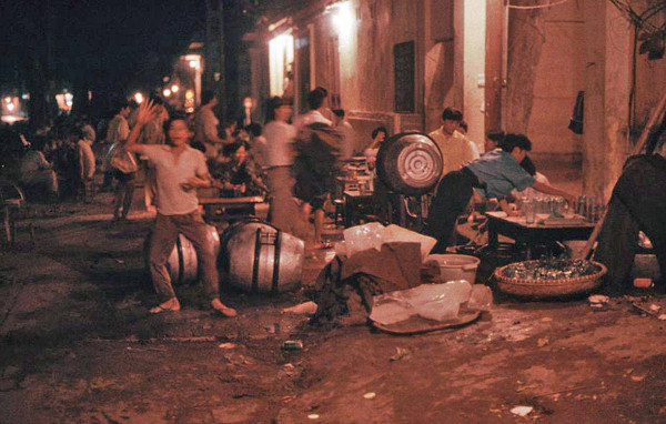 Khung cảnh nhộn nhịp tại một quán bia vỉa hè ở Hà Nội những năm 1990.