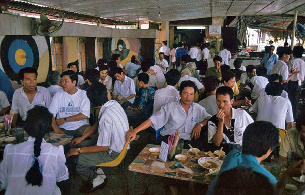 Cứ vào chiều tối, các quán bia hơi ở Hà Nội thường đông kín khách.