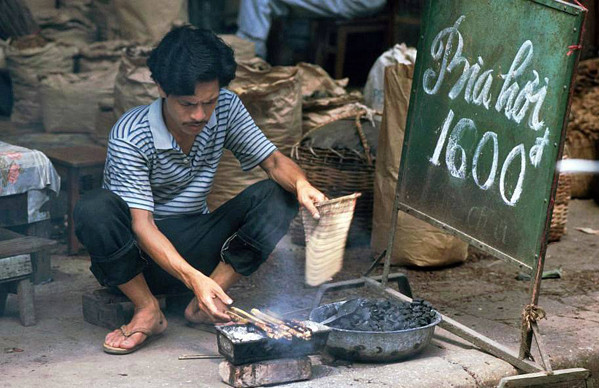 Một quán bia hơi bán mỗi cốc bia bình dân là 1.600 đồng.