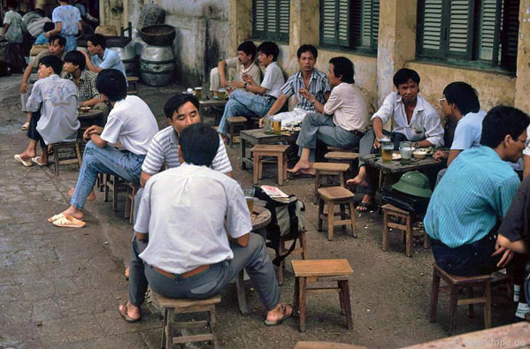 Nhiếp ảnh gia người Đức Hans-Peter Grumpe đã chụp được nhiều bức ảnh về các quán bia hơi vỉa hè ở Hà Nội những năm 1990. Theo đó, công chúng hiểu được phần nào cuộc sống của người dân ở thủ đô Hà Nội khi ấy.
