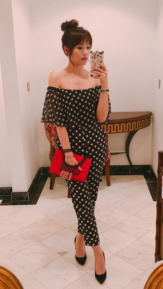 Hari Won sở hữu nhiều túi hiệu đắt đỏ và rất hợp xu hướng, một trong số đó phải kể tới túi J'adior có giá 2.332 USD (khoảng 53 triệu đồng) đến 2.980 USD (67,7 triệu đồng) tùy theo size.