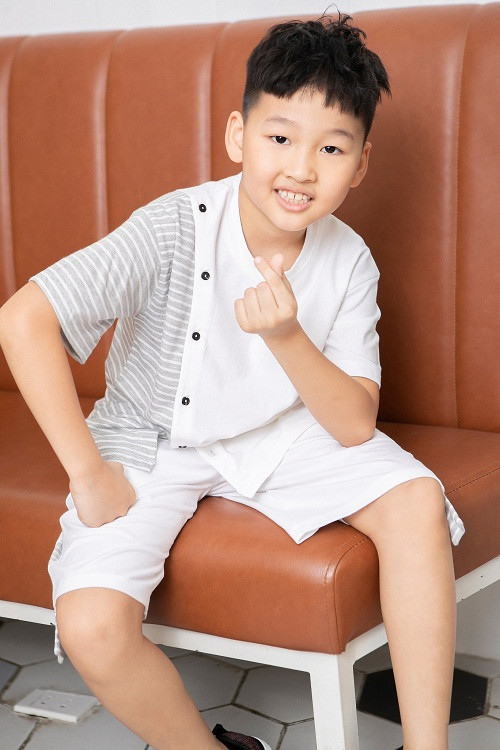 Lần đầu làm người mẫu ảnh cùng mẹ, Bin tạo dáng tự nhiên, dạn dĩ trước ống kính.