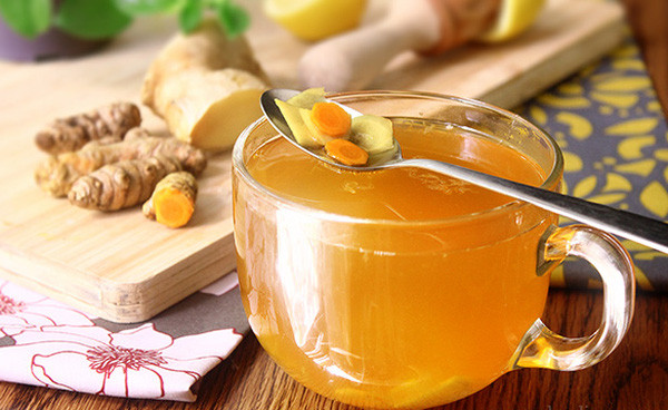 Phần nước nghệ này bạn để sẵn vào chén để uống vào khoảng 4h sáng. Sau khi uống nước nghệ và đi ngủ lại bạn phải lấy gối kê ngang thắt lưng.