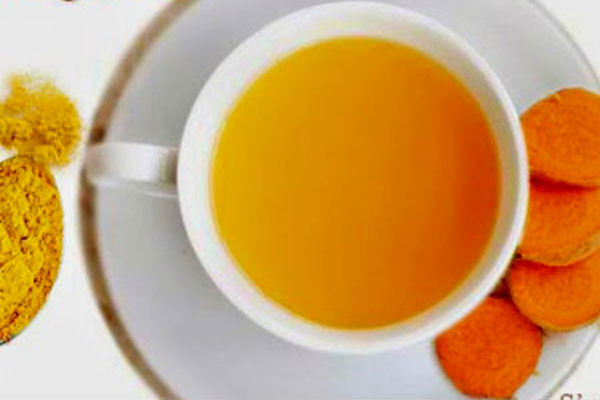 Bên cạnh đó mỗi buổi tối trước khi đi ngủ bạn lấy 1 củ nghệ bằng ngón tay, giã kĩ sau đó lấy thìa chắt lấy nước bỏ bã.