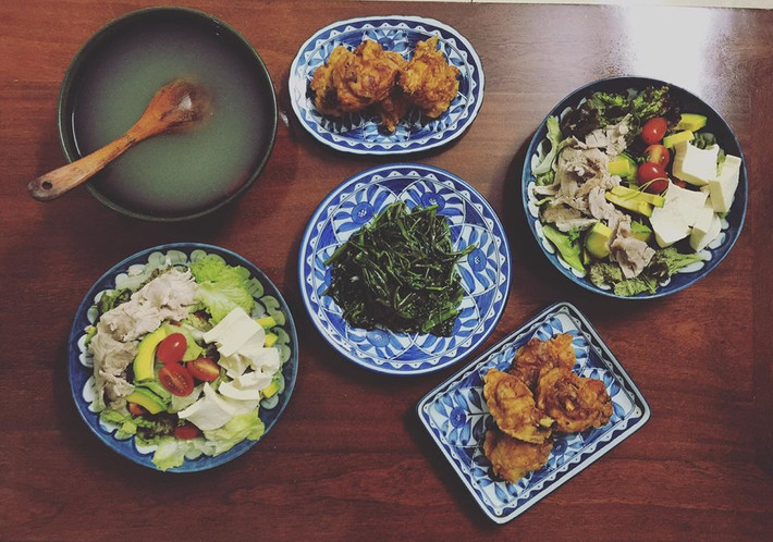 Những món ăn đơn giản quen thuộc như gà rán giòn, rau muống xào, salad rau củ quả tươi trở nên đẹp mắt và ngon lạ trong bộ bát đĩa gốm men xanh.