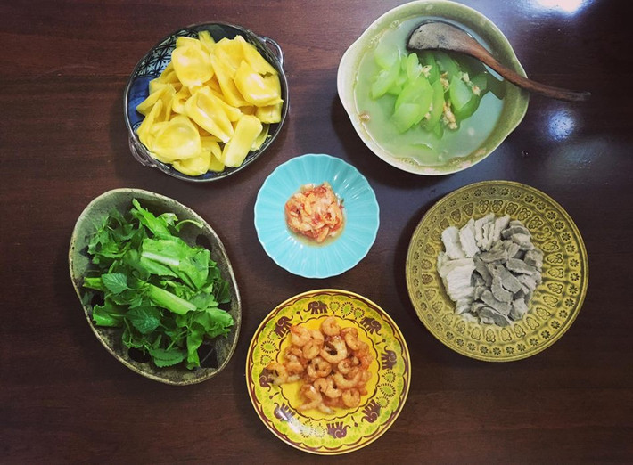 Chỉ với thịt luộc, tôm nõn rim, canh bầu tôm với rau sống và hoa quả tráng miệng cũng khiến bạn đã mắt thỏa mãn. Nguồn ảnh: Facebook Linh Đô.