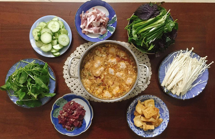 Một người cũng hoàn toàn có thể ăn bữa lẩu cua thịnh soạn thế này nếu bạn là người đam mê nấu nướng. Nguồn ảnh: Facebook Linh Đô.