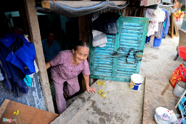 Bà Nguyễn Thị Tạo (83 tuổi) cho biết trước kia nhà bà cách xa đường vài mét, ngang mặt đường. Nhưng từ khi nâng cao và mở rộng đường đã khiến tổ ấm của gia đình này bị tiến sát mép đường, không có lối đi. Bà Tạo phải lọm khọm chui lên chui xuống.