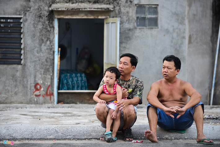 Thời gian qua, để có chỗ ngồi thoáng mát, người dân nơi đây chỉ còn cách ra lề đường.
