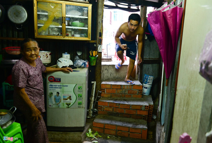 Bà Tạo cùng 15 nhân khẩu trong nhà hàng ngày vẫn ra vào nhà bằng lối cầu thang tự xây.