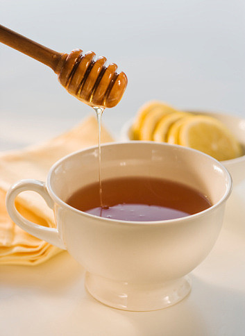 Ngoài ra bạn có thể thêm 1 muỗng canh mật ong và một ít chanh uống để công dụng tốt hơn. Nguồn ảnh: Baithuocdangian, Kênh sức khỏe.