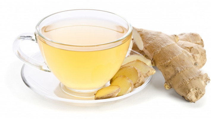 Bạn có thể làm trà gừng bằng cách cho 12 lát gừng tươi vào nồi với ba ly nước. Đun nhỏ lửa trong 20 phút để uống.