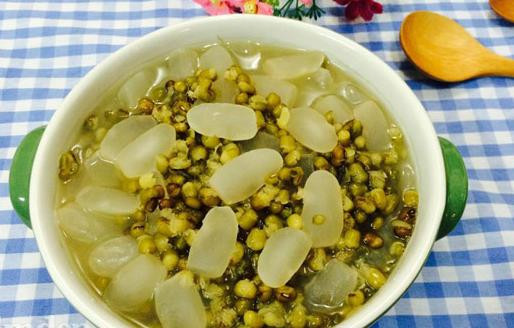 Chè đỗ xanh hát đác mát lịm cũng đừng bỏ qua.