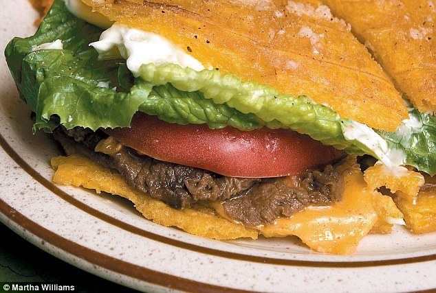 Bánh mì kẹp jibarito ở El Nuevo Borinquen (Chicago, Mỹ): El Nuevo Borinquen là nhà hàng chuyên phục vụ các món ăn của Puerto Rica. Món bánh jibarito có phần nhân giống như bánh sandwich bình thường, nhưng được kẹp giữa hai lát chuối tá quạ thơm ngon.