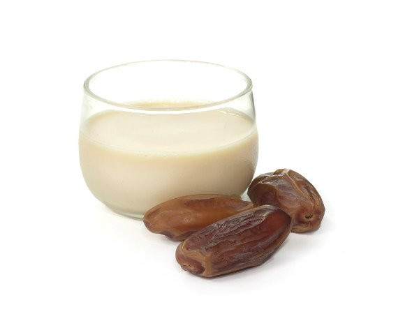 Rót sữa chà là ra cốc. Mỗi ngày, bạn uống 3 cốc sữa chà là vào mỗi buổi sáng, trưa và tối liên tục trong 1 tuần bệnh ho khan rát cổ sẽ được cải thiện và giảm dần. Nguồn ảnh: Boldsky.