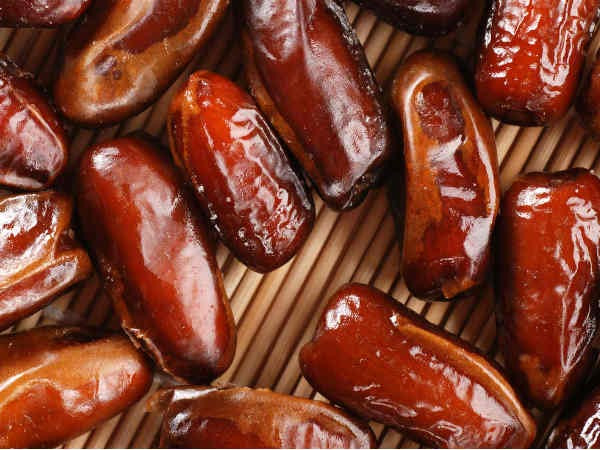 Hỗn hợp sữa chà là giúp làm dịu cổ họng, giảm tình trạng nhiễm trùng, tăng sức đề kháng cơ thể nên rất tốt cho mọi người. Nguồn ảnh: Boldsky. (Thông tin trong bài chỉ mang tính chất tham khảo, trước khi sử dụng bài thuốc, vui lòng hỏi ý kiến bác sĩ).