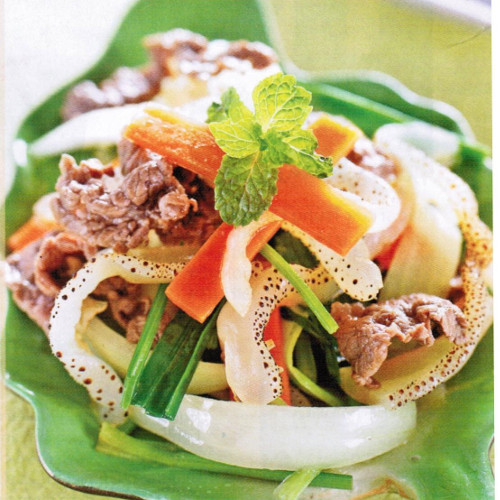 Theo các chuyên gia y tế, độc tố của sứa biển khi xâm nhập vào cơ thể con người có thể gây đau đầu, tức ngực, buồn nôn, tụt huyết áp, thậm chí là tím tái, vã mồ hôi và gây khó thở.