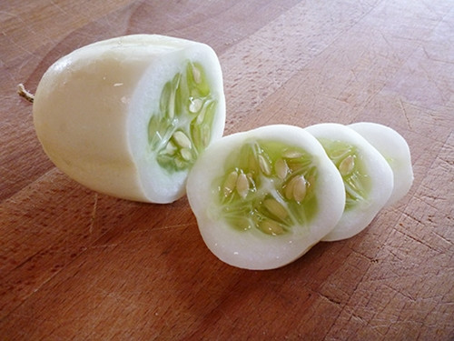 Dưa chuột trứng rồng thường được chế biến làm món tráng miệng, salad hoặc ăn trực tiếp vì nó ngọt mát và nhiều nước. Ảnh: Feedy