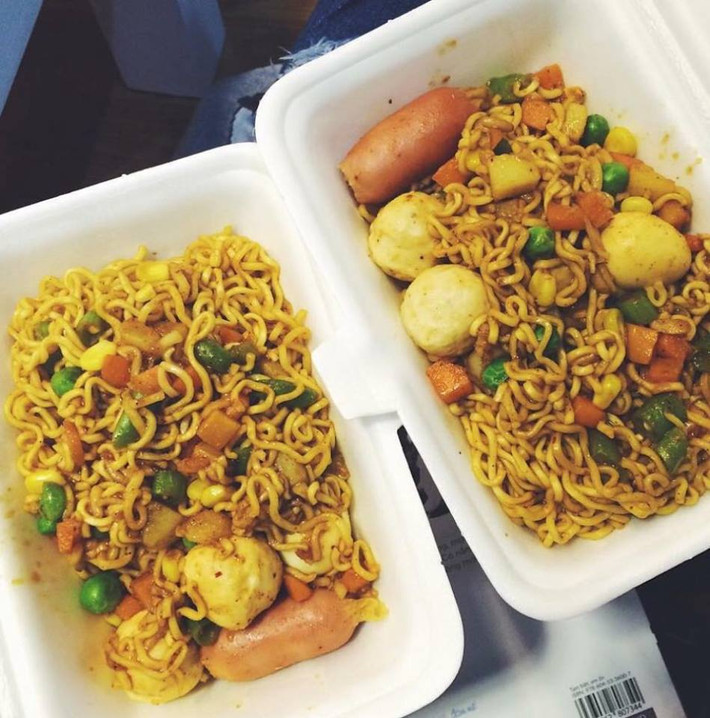 mì trộn thập cẩm lại là món ăn hợp túi tiền dễ mang đi. Đây là lựa chọn tuyệt vời để lót dạ chống đói.