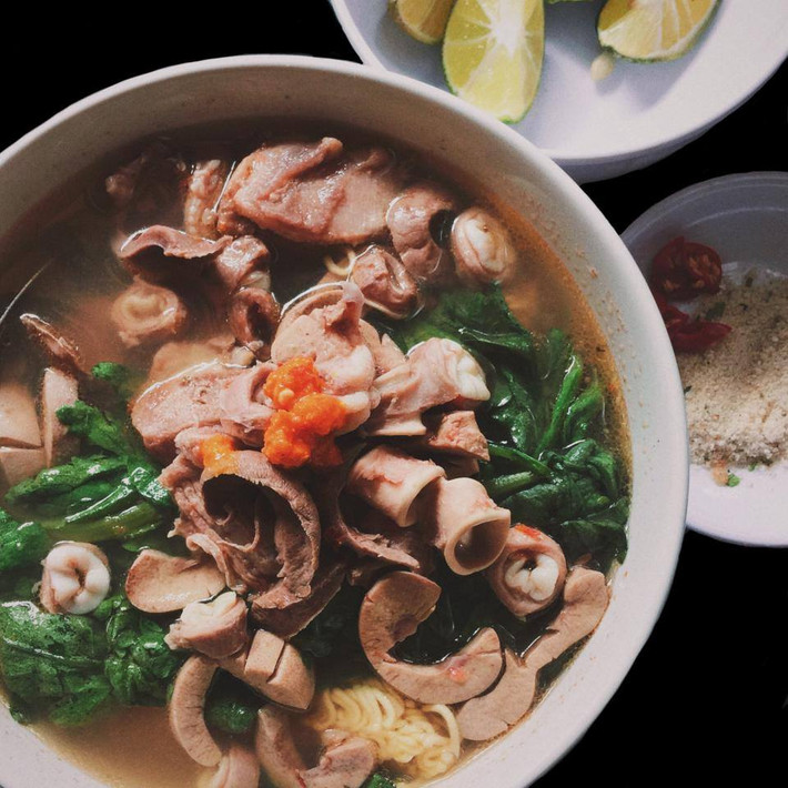 Theo trang Món ngon Hà Nội, trong tháng 3 này món mì tim bầu dục đang là món ăn được rất nhiều người yêu thích. Món này được nấu bằng nước sườn ninh cho thêm rau xanh và bầu dục lợn trần kỹ rất ngon miệng.