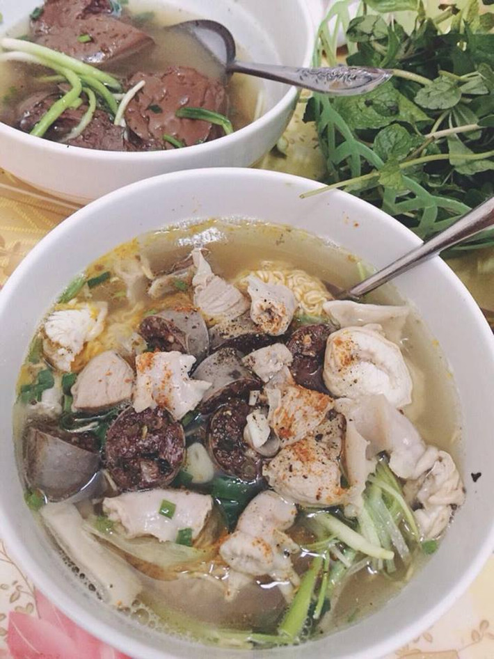 Món mì lòng truyền thống ngon miệng rất được yêu thích. Người ta thường dùng mì gạo để chế biến món ăn nay giúp hương vị mì đậm đà và nổi bật nhất.